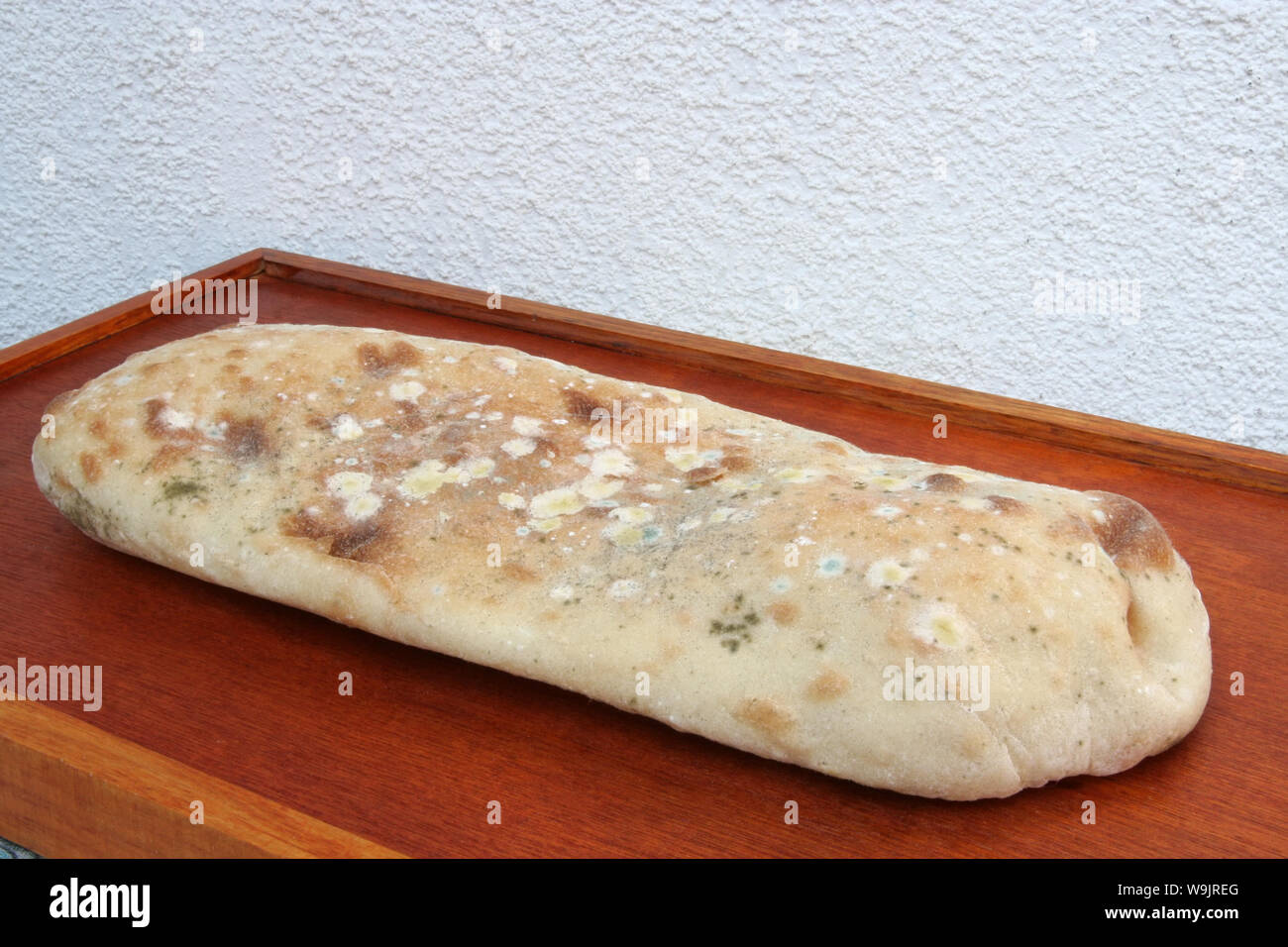 Pane vecchio. Il vecchio pane di farina. Pane ammuffito. Bad pane, cibo pessimo. Pane marcio. Foto Stock