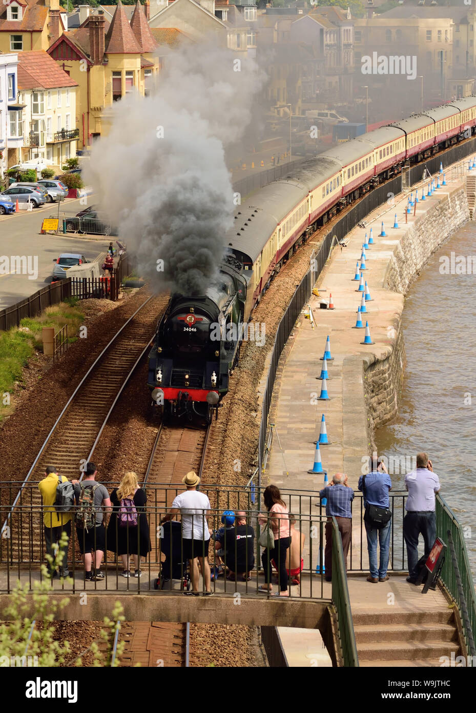 La English Riviera Express passa attraverso Dawlish, trainato dalla West Country Class pacific No 34046 'Braunton'. 7th luglio 2019. Foto Stock