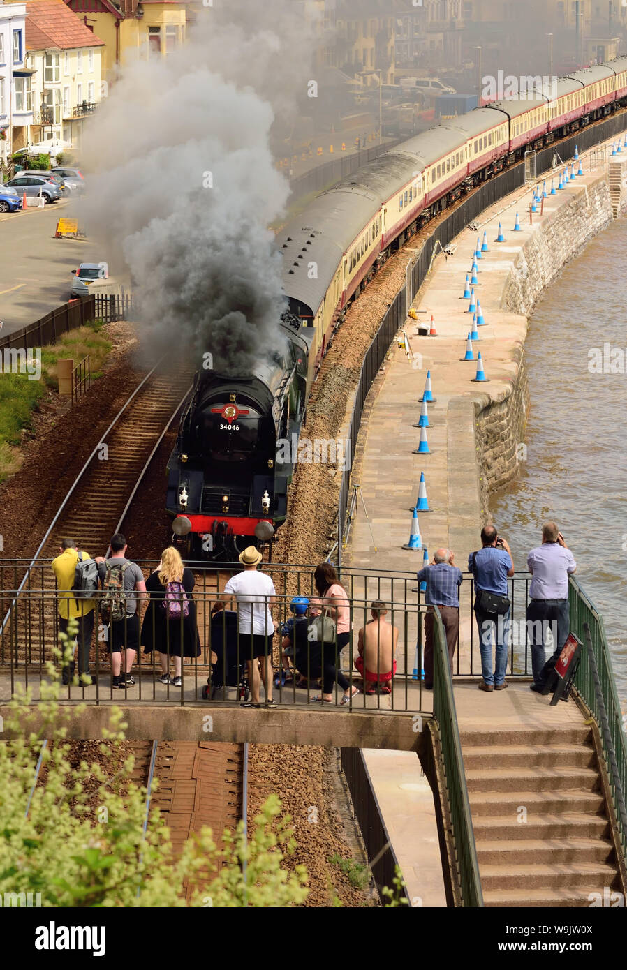 La English Riviera Express passa attraverso Dawlish, trainato dalla West Country Class pacific No 34046 'Braunton'. 7th luglio 2019. Foto Stock