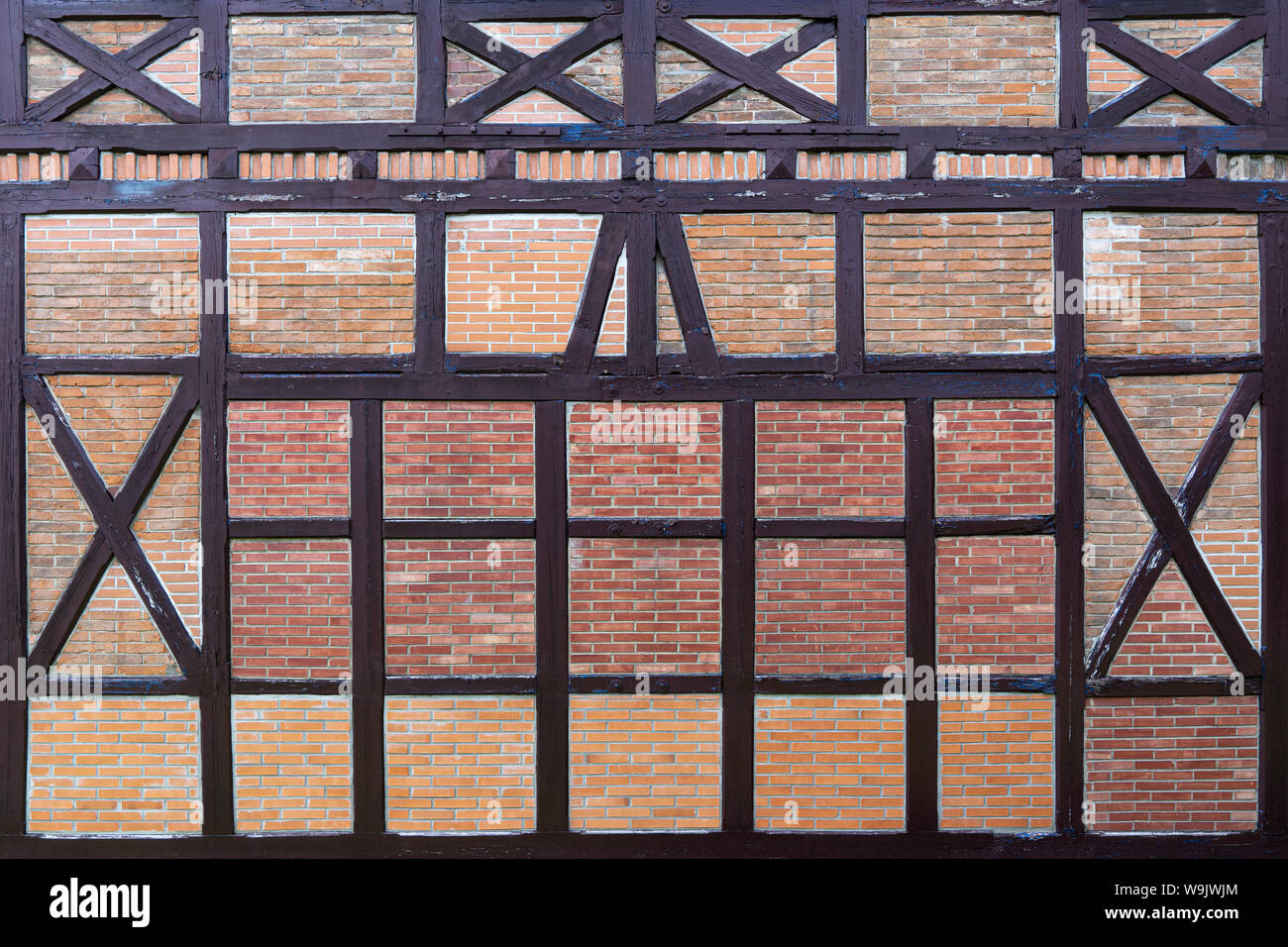 Vecchio a struttura mista in legno e muratura con mattoni Foto Stock