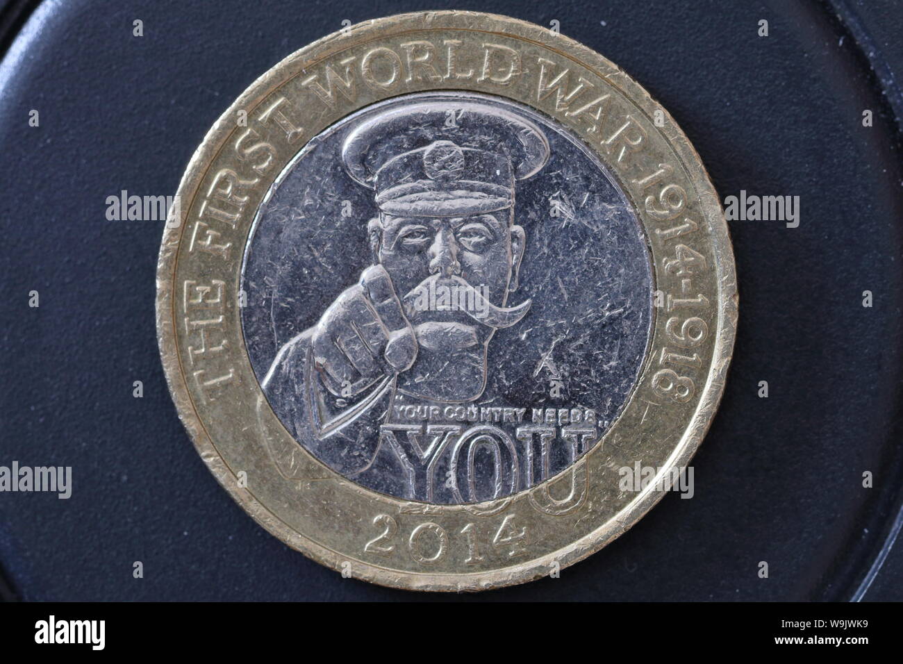 Due pound coin è stato realizzato in occasione del centenario della prima guerra mondiale. Mostra coda lato un immagine di Lord Kitchener Foto Stock