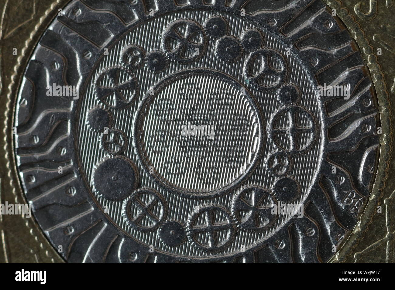 Una chiusura del centro di un regno unito due pound moneta in circolazione di corrente Foto Stock