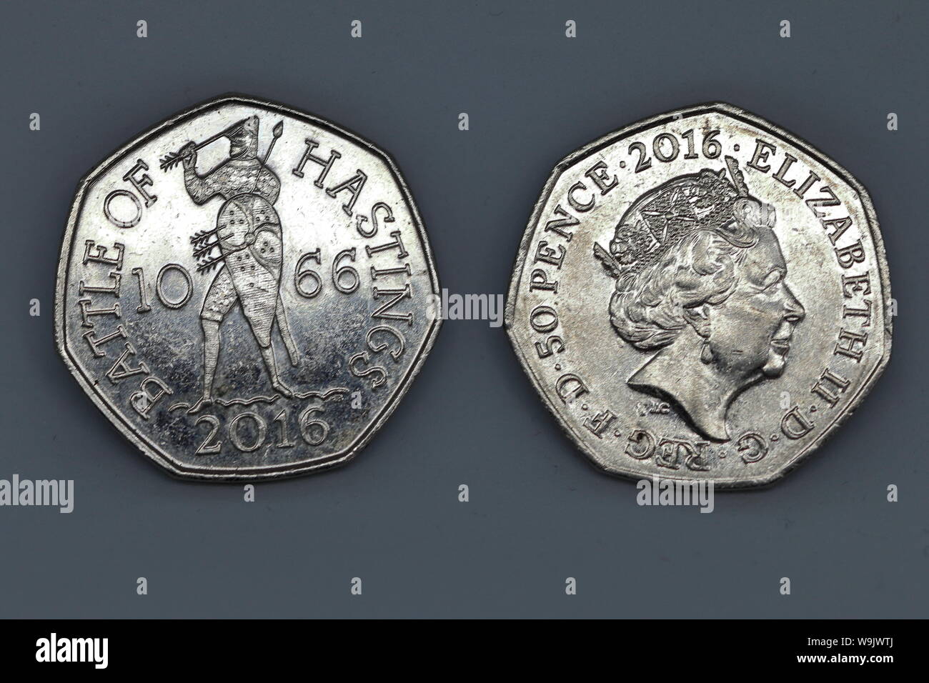 Entrambi i lati di una cinquantina di pence moneta che commemora il 1066 Battaglia di Hastings, è stato stampato dalla Royal Mint nel 2016 Foto Stock