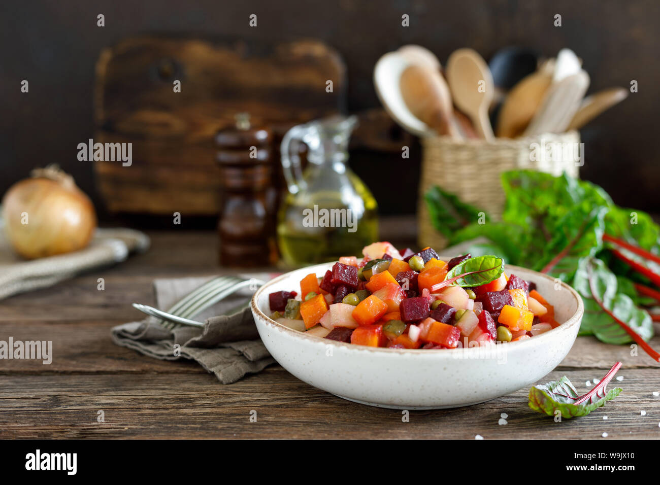 La barbabietola rossa o di barbabietola con insalata di verdure bollite in legno tavolo rustico closeup Foto Stock