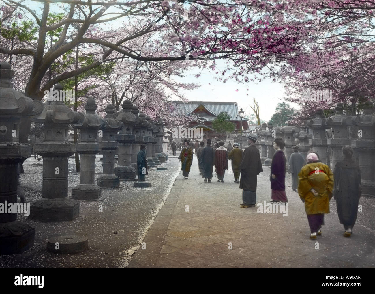 [ 1920s Giappone - Le persone che visitano un sacrario scintoista di Tokyo ] - Ueno Tosho-gu il Sacrario (上野東照宮) nel Parco di Ueno, Tokyo. Fu costruita nel 1627 in onore di Ieyasu Tokugawa (徳川家康, 1543-1616), ma Tokugawa Yoshimune (徳川吉宗, 1684- 1751), e Yoshinobu Tokugawa (徳川慶喜, 1837-1913) sono sancito anche qui. L'edificio attuale risale al 1651. Xx secolo vintage vetrino di vetro. Foto Stock