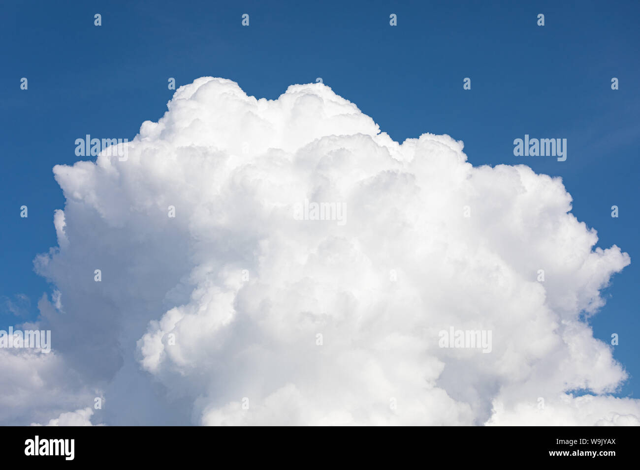 Soffice bordo cloud e cielo blu Foto Stock