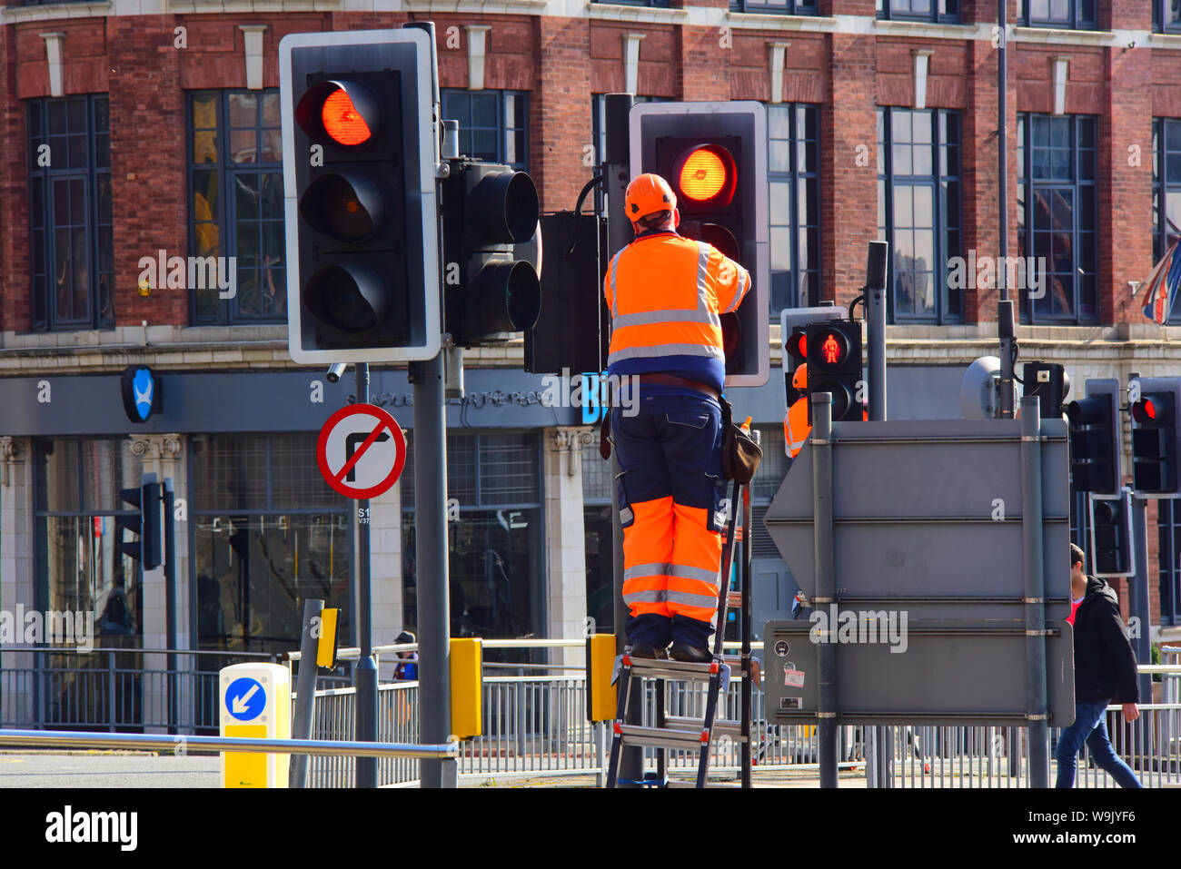 Tecnico di manutenzione lavorando sul sistema di semafori nella città di Leeds Yorkshire Regno Unito Foto Stock