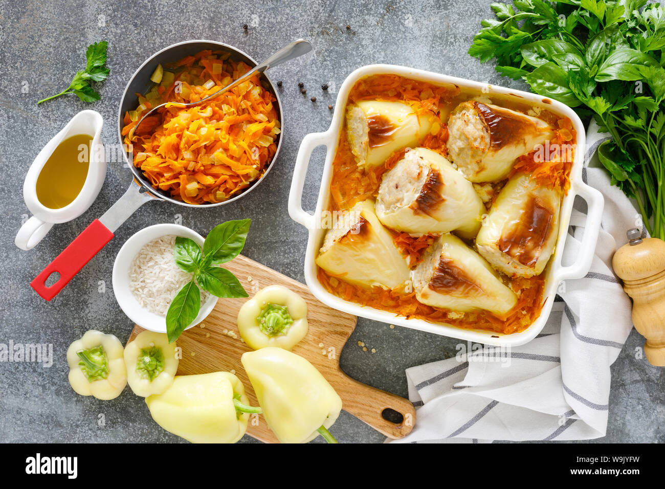Peperoni ripieni al forno con carne e riso, vista aerea Foto Stock