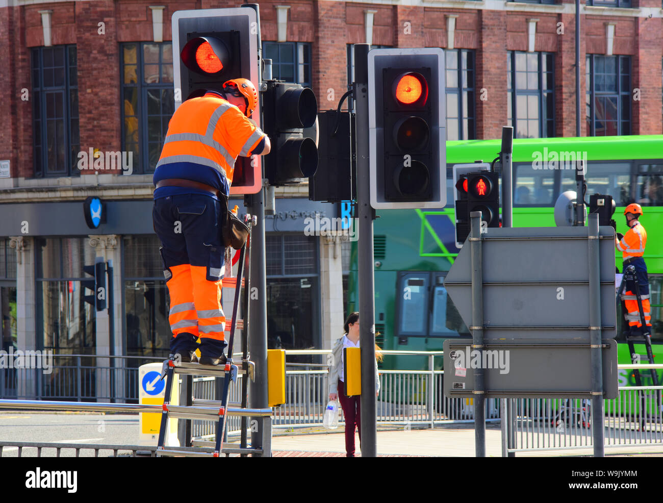 Tecnico di manutenzione lavorando sul sistema di semafori nella città di Leeds Yorkshire Regno Unito Foto Stock