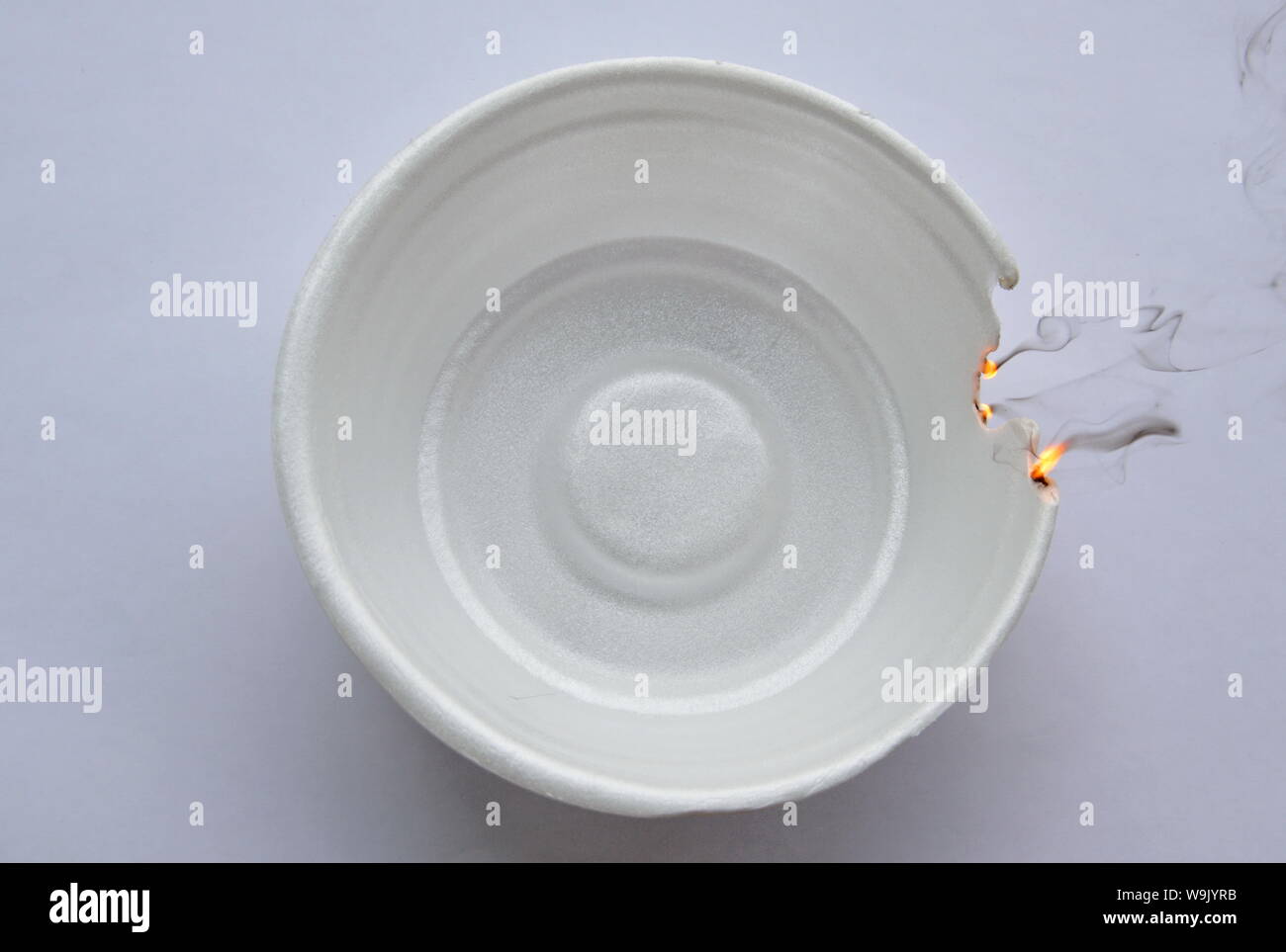 Ciotola di schiuma la masterizzazione su sfondo bianco Foto Stock