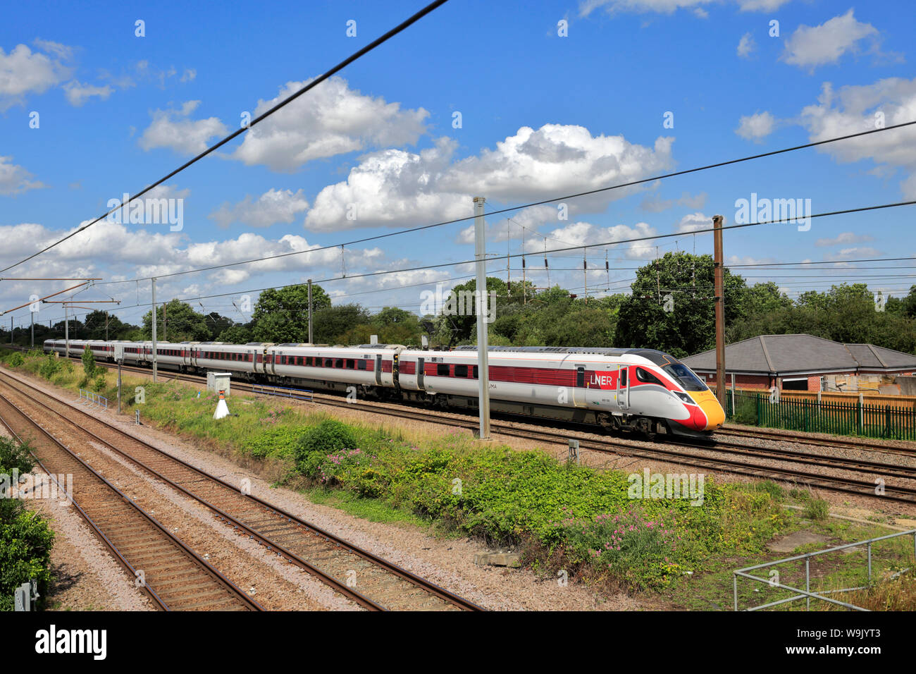 LNER Azuma treno, classe 800, East Coast Main Line Railway, Peterborough, CAMBRIDGESHIRE, England, Regno Unito Foto Stock