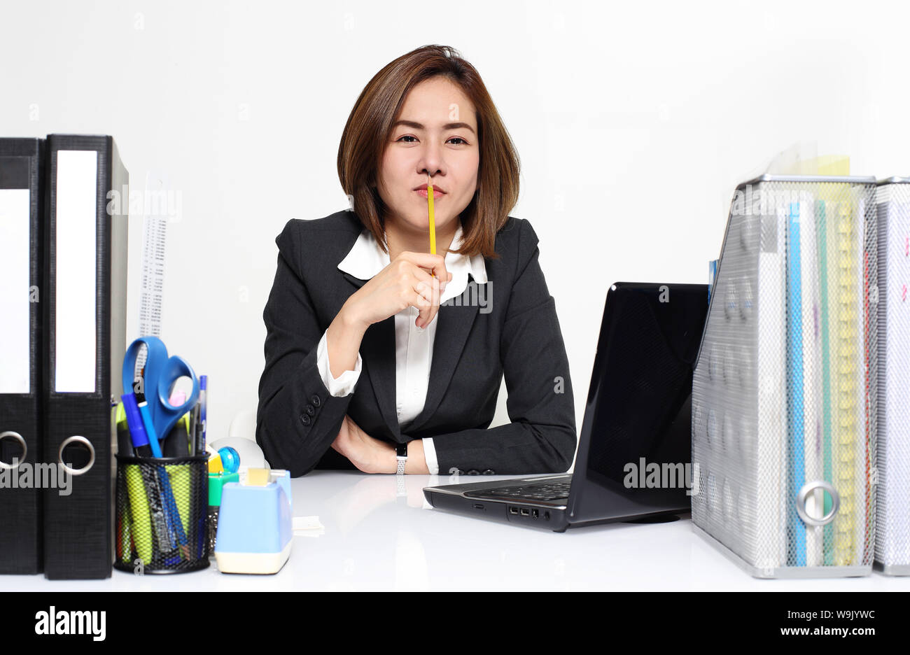 La smart Asian business donna che lavorano in ufficio sul tavolo Foto Stock