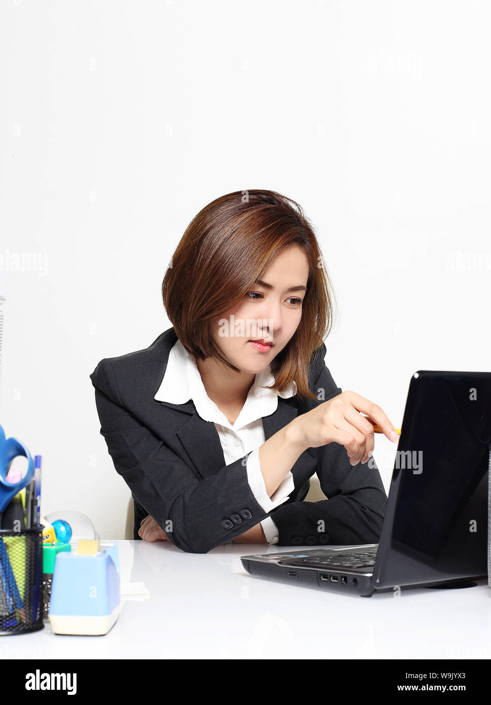 La smart Asian business donna che lavorano in ufficio sul tavolo Foto Stock