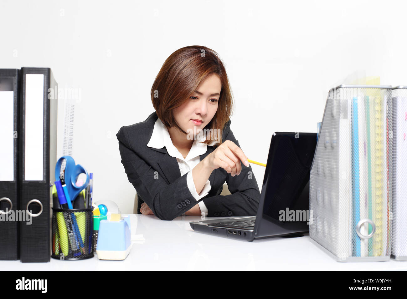 La smart Asian business donna che lavorano in ufficio sul tavolo Foto Stock