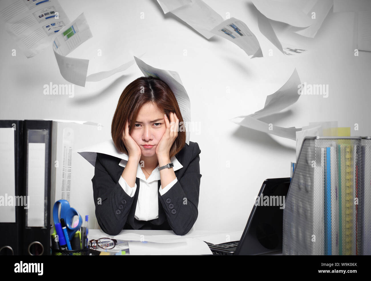 L'imprenditrice asian gravi e occupato con difficoltà la sua lavorazione Foto Stock