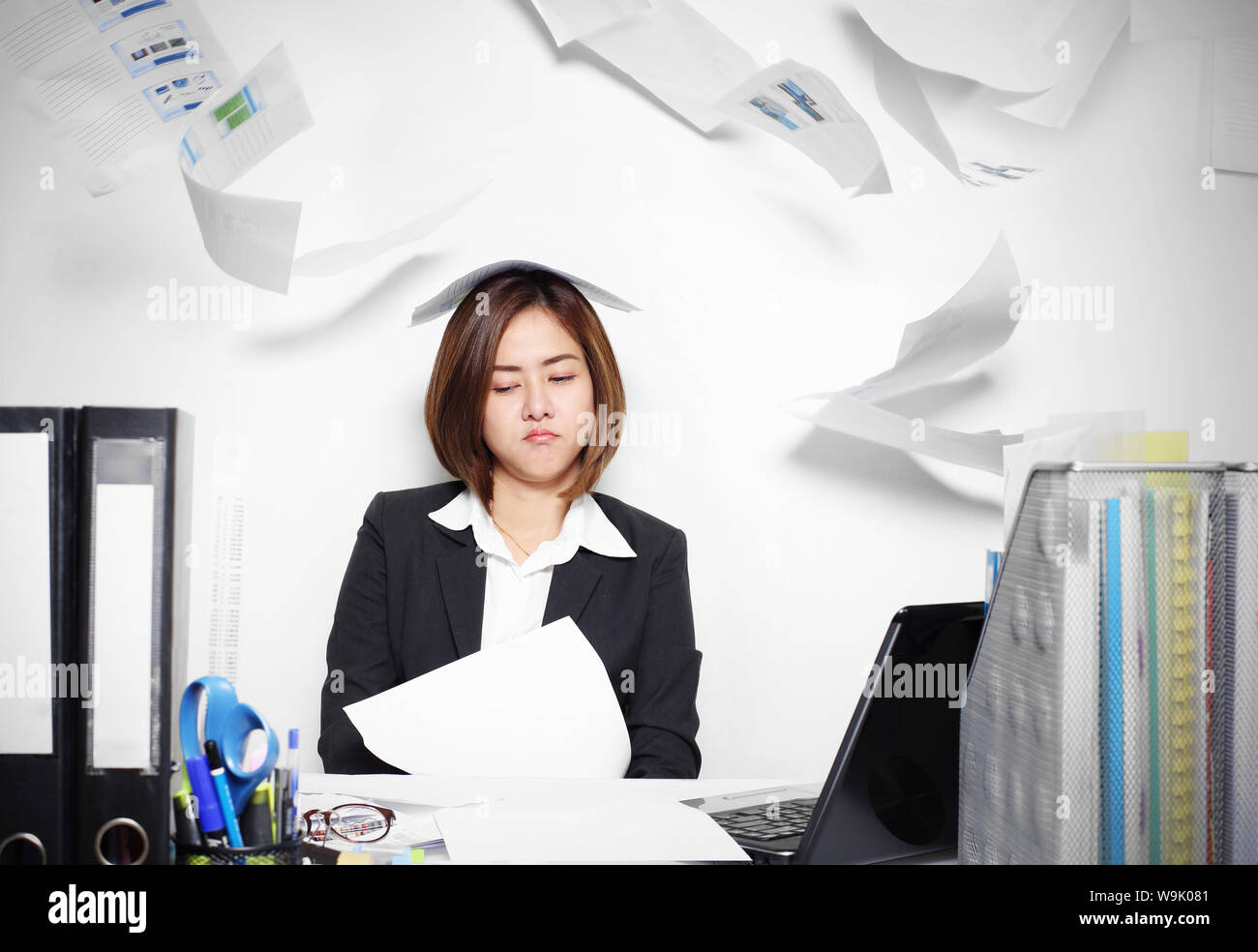 L'imprenditrice asian gravi e occupato con difficoltà la sua lavorazione Foto Stock