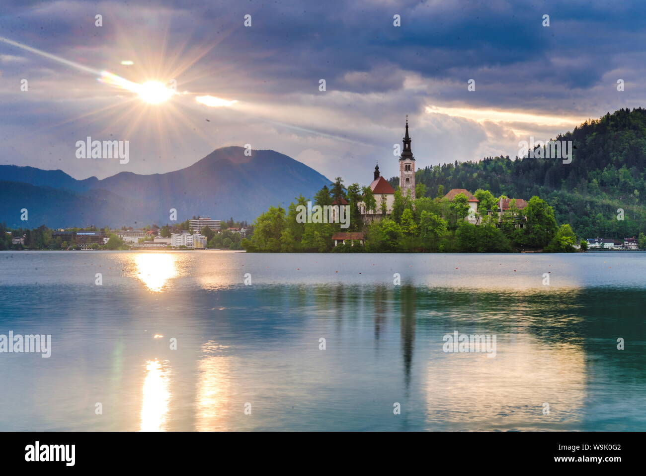 Il lago di Bled all alba con la Chiesa sul lago di Bled Island, Gorenjska, Slovenia, Europa Foto Stock