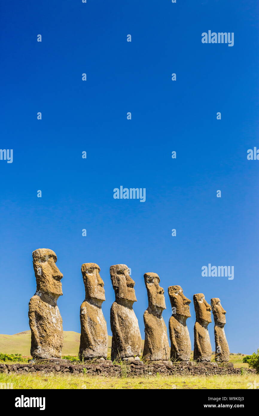 Sette Moai a Ahu Akivi, il primo altare restaurato sull'Isola di Pasqua (Isla de Pascua) (Rapa Nui), il Sito Patrimonio Mondiale dell'UNESCO, Cile, Sud America Foto Stock