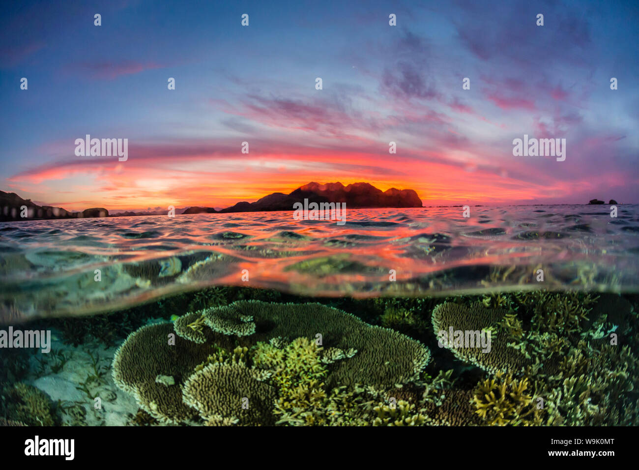 La metà superiore e la metà inferiore vista del Komodo Immersioni Resort al tramonto, Sebayur isola mare Flores, Indonesia, Asia sud-orientale, Asia Foto Stock