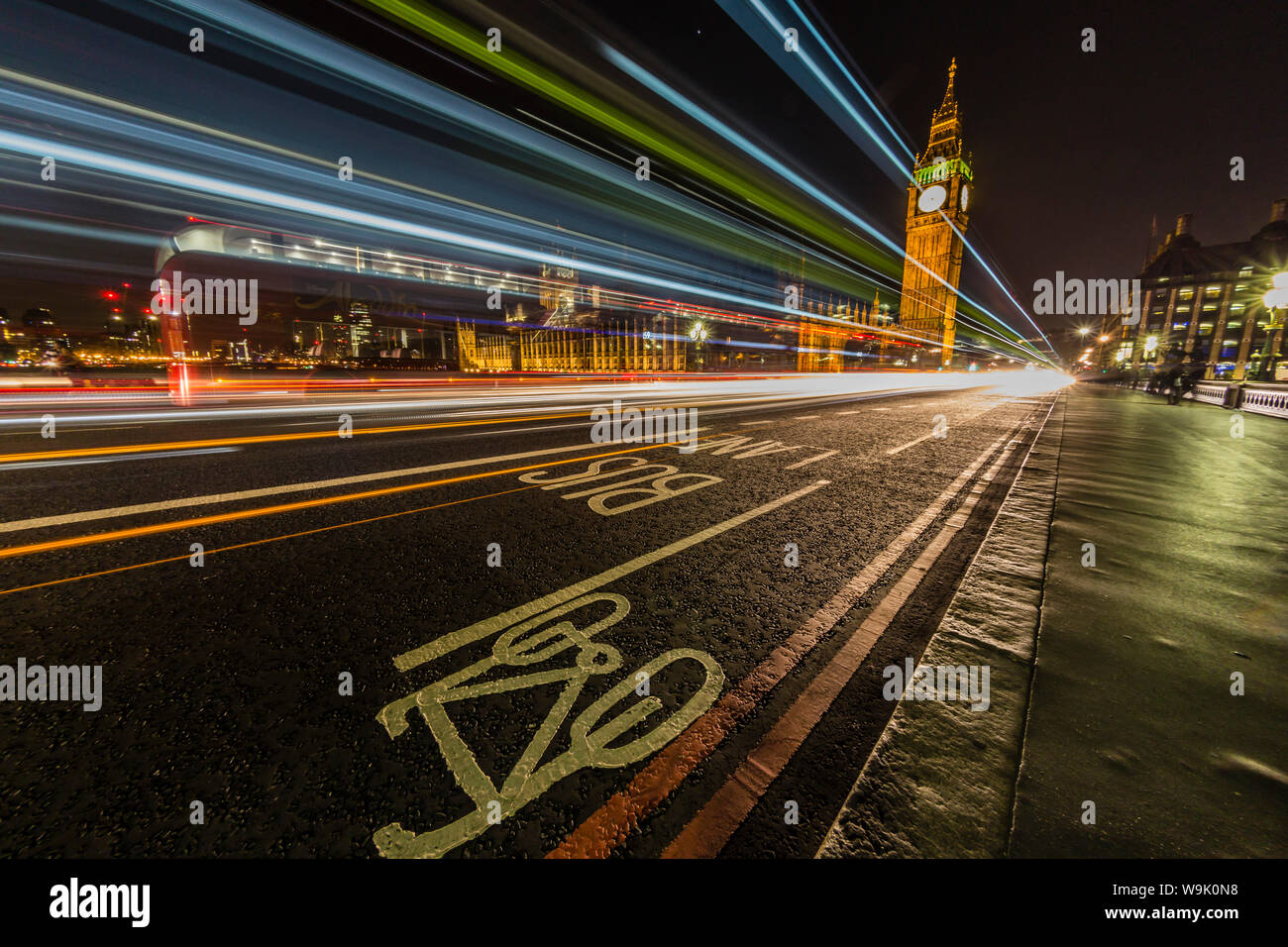 La Casa del Parlamento e dal Big Ben dal Westminster Bridge di notte, Londra, Inghilterra, Regno Unito, Europa Foto Stock