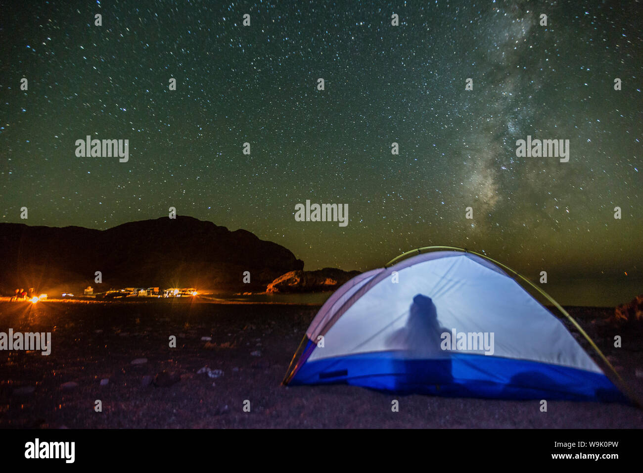 Vista notturna della Via Lattea con illuminato di tenda in primo piano, Himalaya Beach, Sonora, Messico, America del Nord Foto Stock