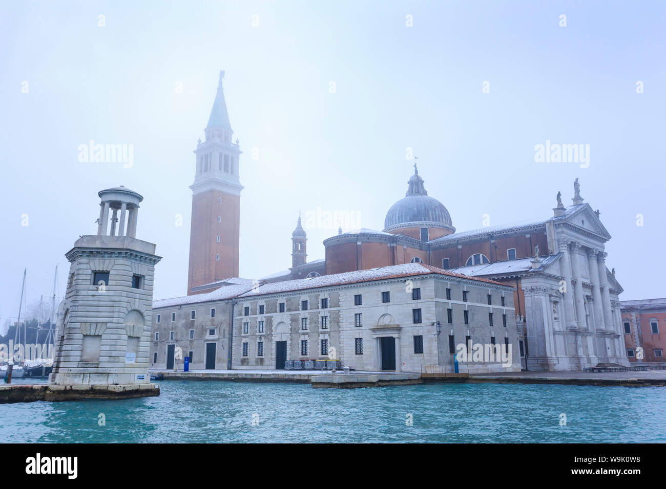 San Giorgio Maggiore nella nebbia in un freddo inverno mattina dopo la neve, Venezia, Sito Patrimonio Mondiale dell'UNESCO, Veneto, Italia, Europa Foto Stock
