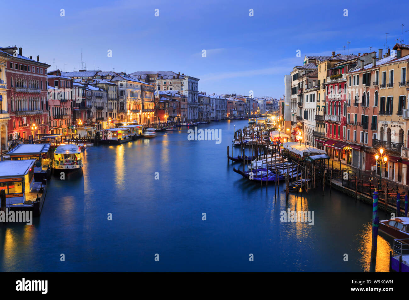 Canal Grande dal Ponte di Rialto dopo una notte di neve, alba ora blu, Venezia, Sito Patrimonio Mondiale dell'UNESCO, Veneto, Italia, Europa Foto Stock