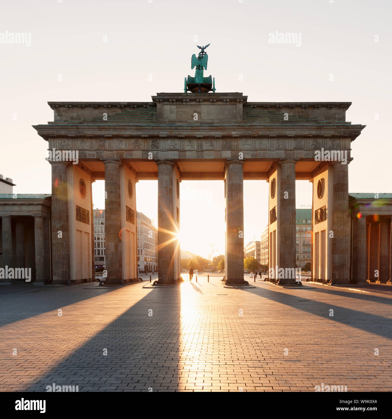 La Porta di Brandeburgo (Brandenburger Tor) all'alba, Platz des 18 Marz, Berlin Mitte, Berlin, Germania, Europa Foto Stock