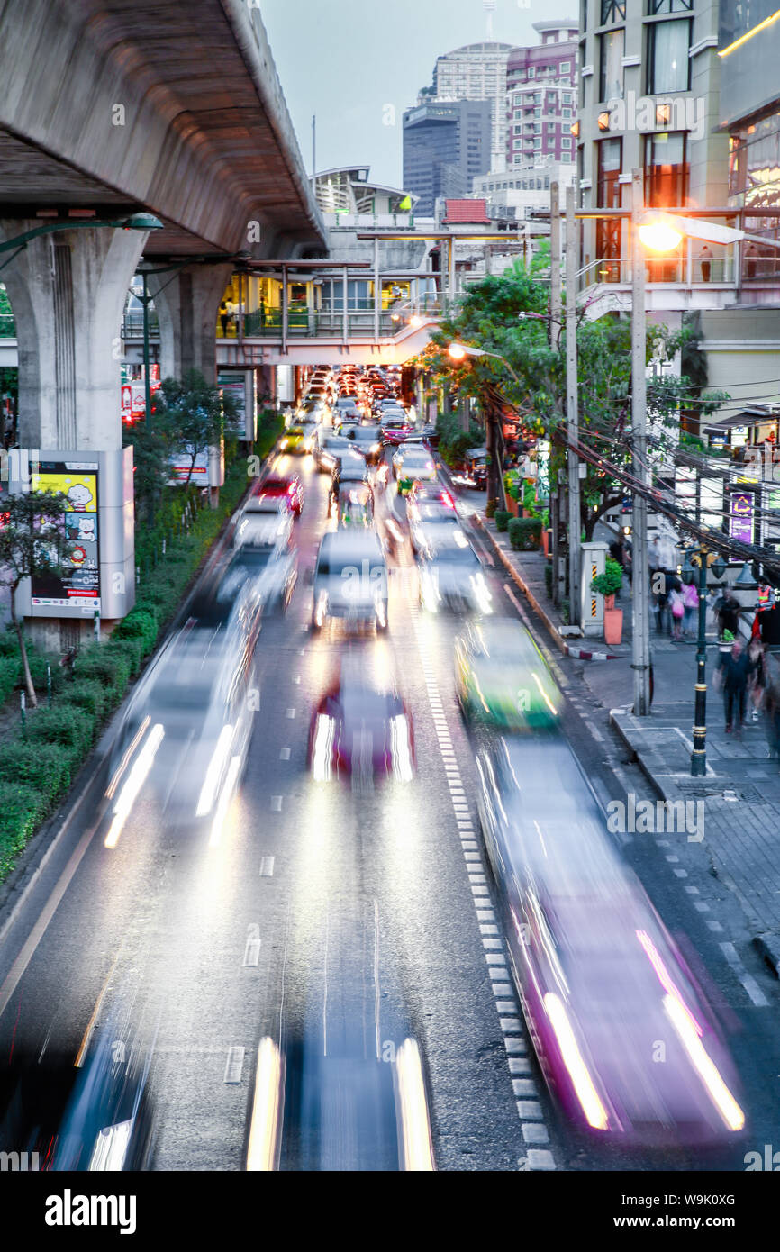 Sukhumvit Road il traffico in ora di punta, Bangkok, Thailandia, Sud-est asiatico, in Asia Foto Stock