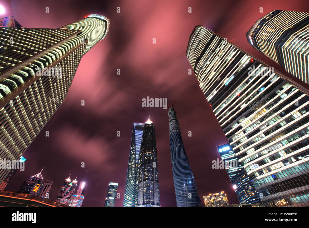 Bassa drammatica vista prospettica dei grattacieli di Shanghai Pudong (Lujiazui), Shanghai, Cina e Asia Foto Stock