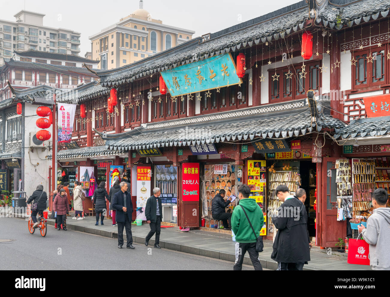 Tradizionali negozi locali sul Medio Fangbang Road, Città Vecchia, Shanghai, Cina Foto Stock