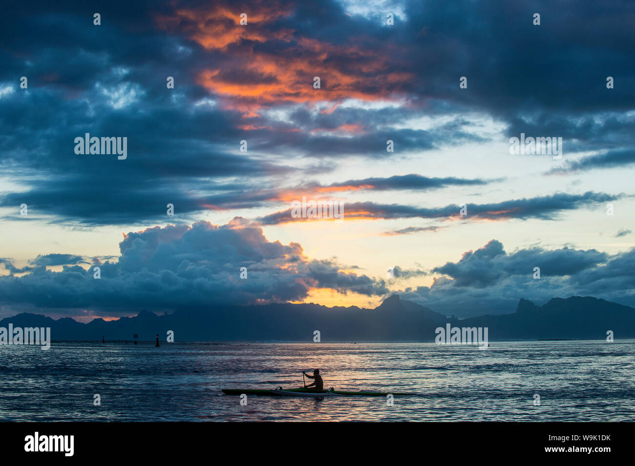 Drammatico tramonto su Moorea, Papeete, Tahiti, Isole della Società, Polinesia francese, Pacific Foto Stock