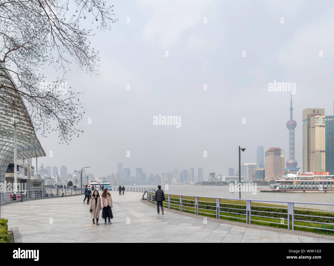 Il Bund (Waitan), il fiume Huangpu e dello skyline di Pudong all'inizio di marzo 2019 quando la AQI (indice di qualità dell'aria) è stato di oltre 200, Shanghai, Cina Foto Stock