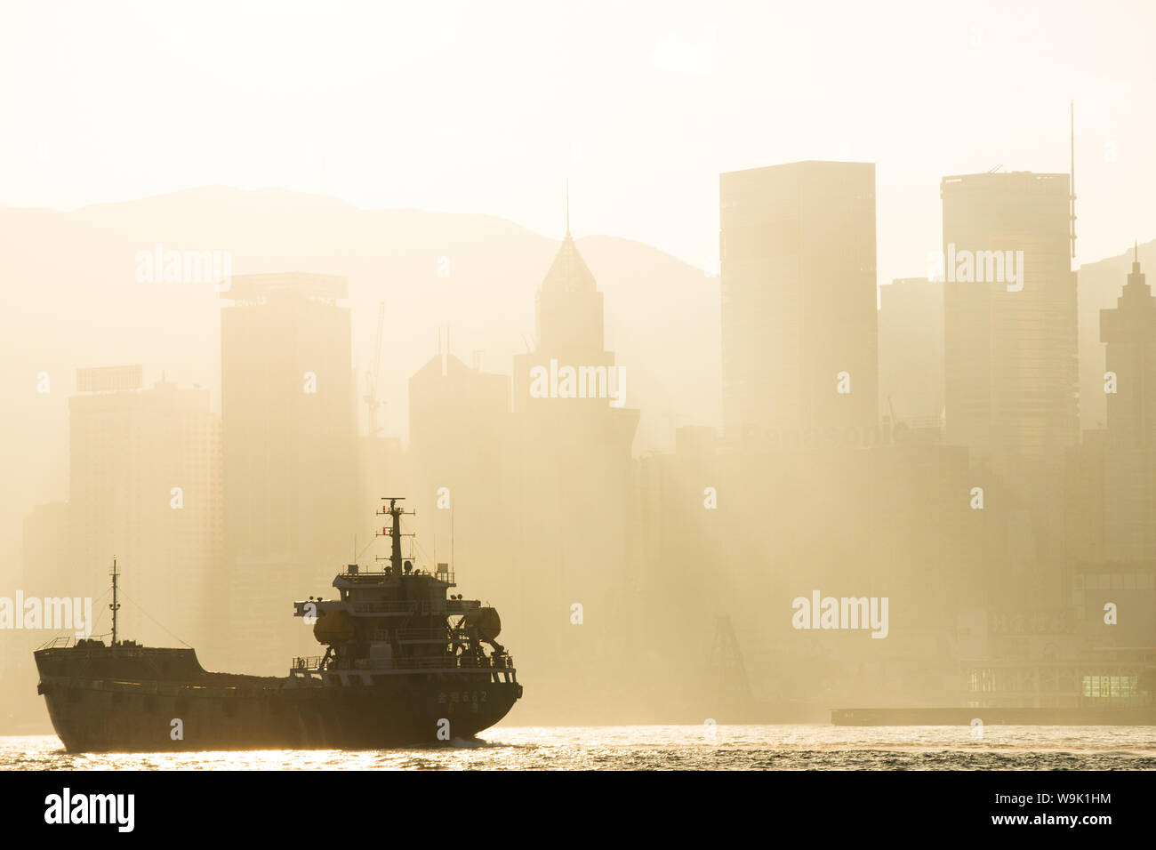 Misty skyline di Hong Kong, Hong Kong, Cina, Asia Foto Stock