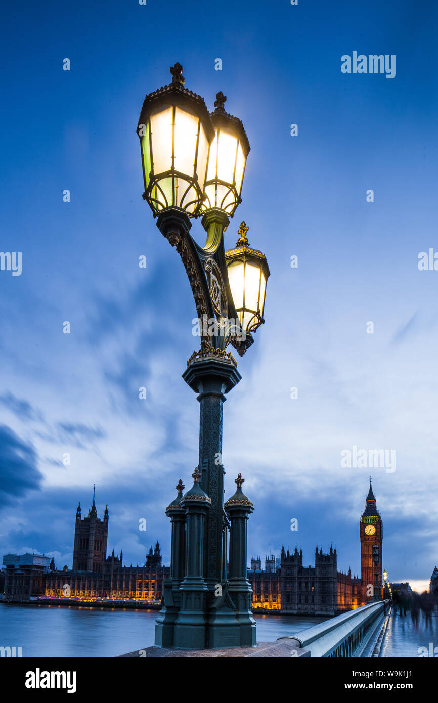 Lampada posta sul Westminster Bridge, London, England, Regno Unito, Europa Foto Stock