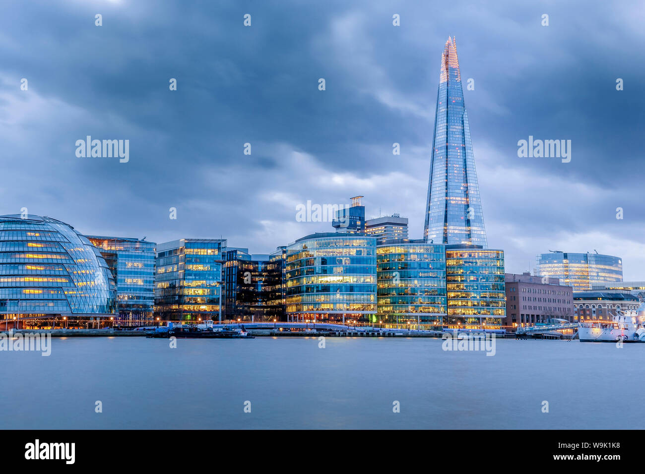 Il Municipio, la Shard e Bankside illuminata di notte, Londra, Inghilterra, Regno Unito, Europa Foto Stock