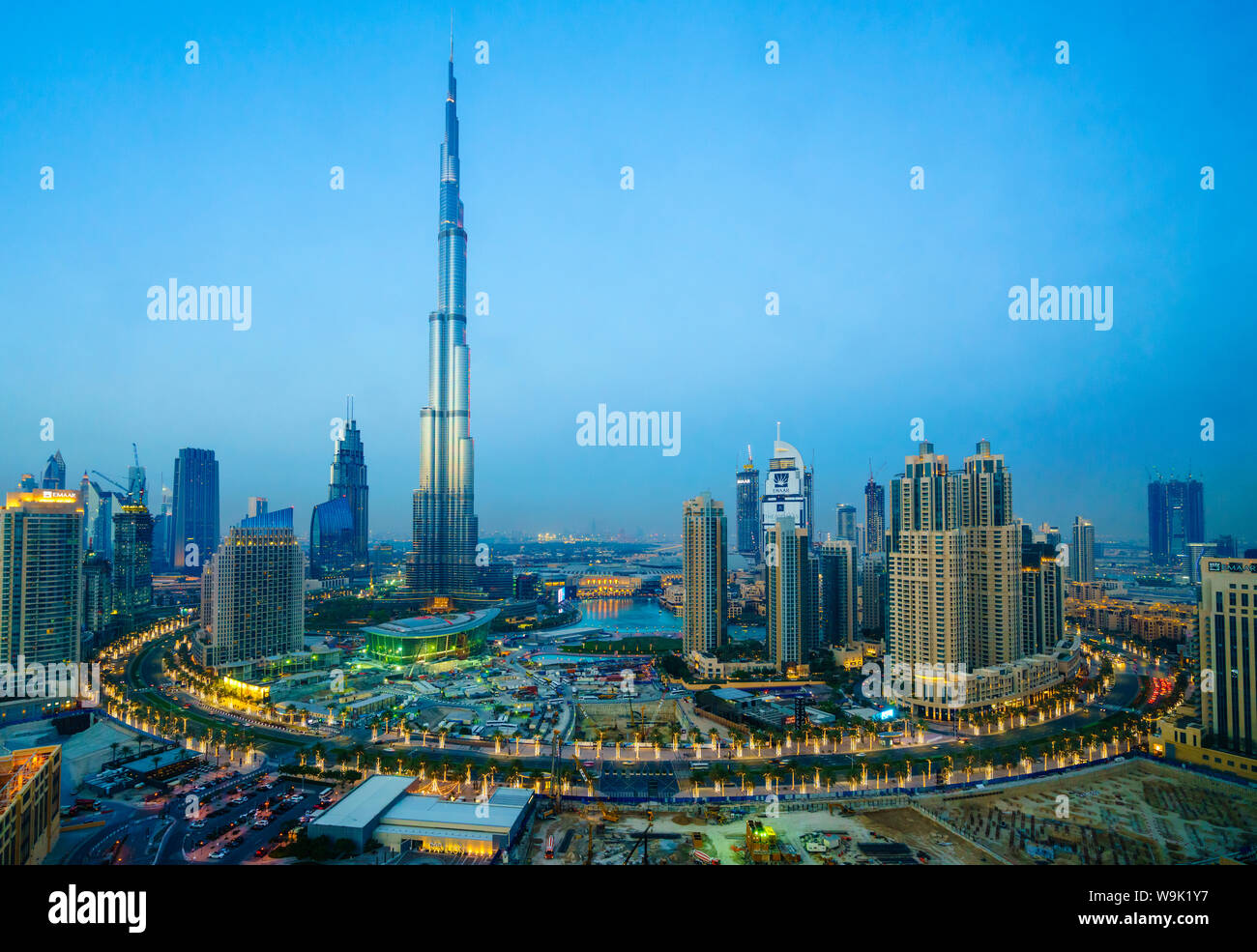 Il Burj Khalifa e il centro cittadino di Dubai al crepuscolo, Dubai, Emirati Arabi Uniti, Medio Oriente Foto Stock