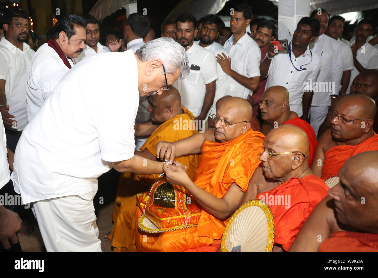 Colombo, Sri Lanka. 11 Ago, 2019. Il governo dello Sri Lanka di opposizione candidato presidenziale Gotabaya Rajapaksa visite a Kelaniya tempio buddista a Kelaniya il 11 agosto 2019. Sri Lanka Podu Jana Peramuna Party leader Mahinda Rajapaksa denominato Gotabaya Rajapaksa come il prossimo candidato presidenziale dal Podu Jana Peramuna partito. (Foto di Krishan Kariyawasam/Pacific Stampa) Credito: Pacific Press Agency/Alamy Live News Foto Stock