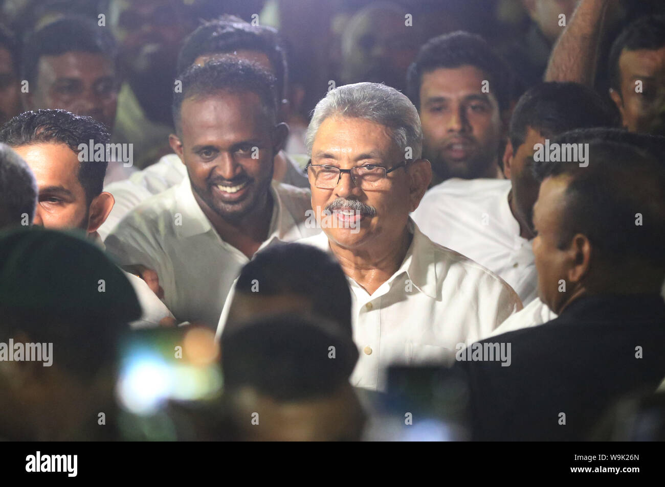 Colombo, Sri Lanka. 11 Ago, 2019. Il governo dello Sri Lanka di opposizione candidato presidenziale Gotabaya Rajapaksa visite a Kelaniya tempio buddista a Kelaniya il 11 agosto 2019. Sri Lanka Podu Jana Peramuna Party leader Mahinda Rajapaksa denominato Gotabaya Rajapaksa come il prossimo candidato presidenziale dal Podu Jana Peramuna partito. (Foto di Krishan Kariyawasam/Pacific Stampa) Credito: Pacific Press Agency/Alamy Live News Foto Stock