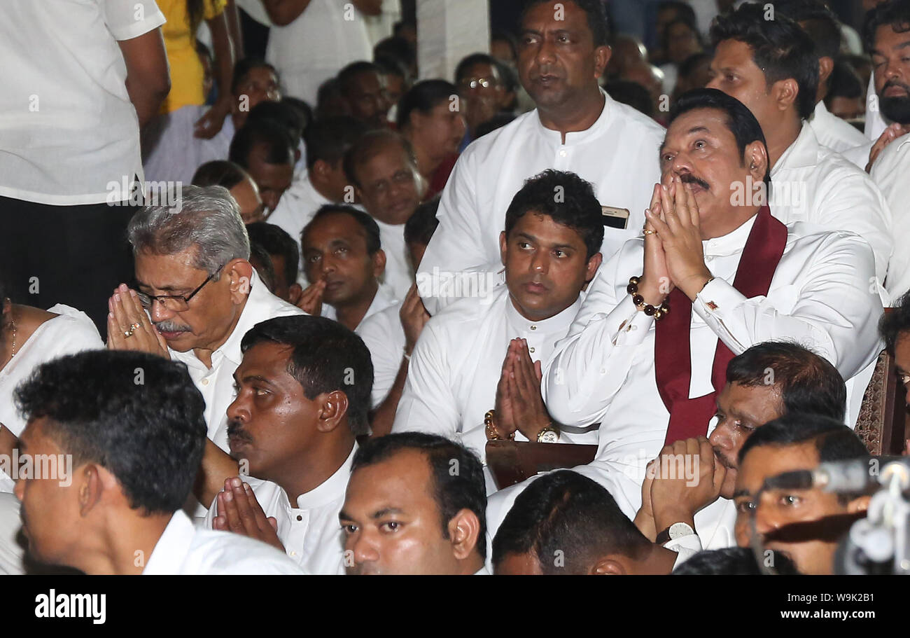 Colombo, Sri Lanka. 11 Ago, 2019. Il governo dello Sri Lanka di opposizione candidato presidenziale Gotabaya Rajapaksa visite a Kelaniya tempio buddista a Kelaniya il 11 agosto 2019. Sri Lanka Podu Jana Peramuna Party leader Mahinda Rajapaksa denominato Gotabaya Rajapaksa come il prossimo candidato presidenziale dal Podu Jana Peramuna partito. (Foto di Krishan Kariyawasam/Pacific Stampa) Credito: Pacific Press Agency/Alamy Live News Foto Stock
