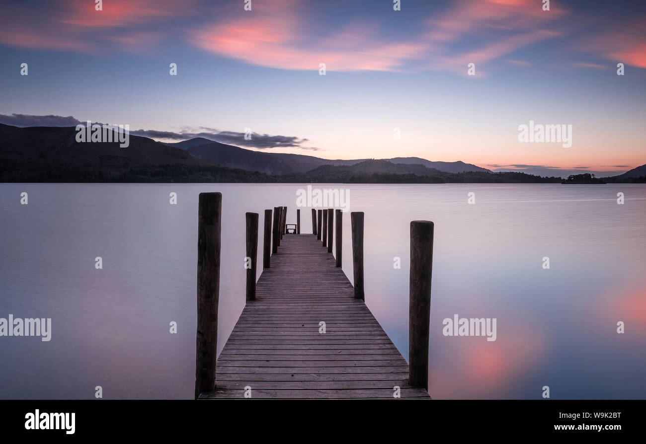 Traghetto fase di atterraggio sulla Derwent Water al tramonto vicino Ashness ponte di Borrowdale, nel Parco Nazionale del Distretto dei Laghi, UNESCO, Cumbria, England, Regno Unito Foto Stock