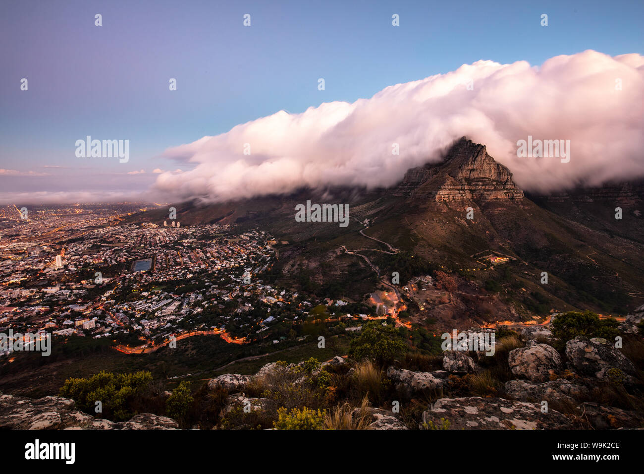 La Montagna della Tavola al tramonto, città dalla sommità del Lions Head. Cape Town, Sud Africa e Africa Foto Stock