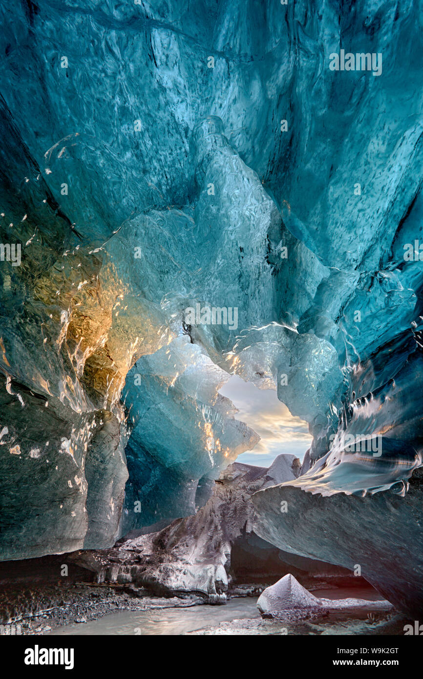 Vista dentro una caverna di ghiaccio sotto il sud ghiacciaio Vatnajokull, acquisite a sunrise, vicino a Jokulsarlon, Islanda Foto Stock