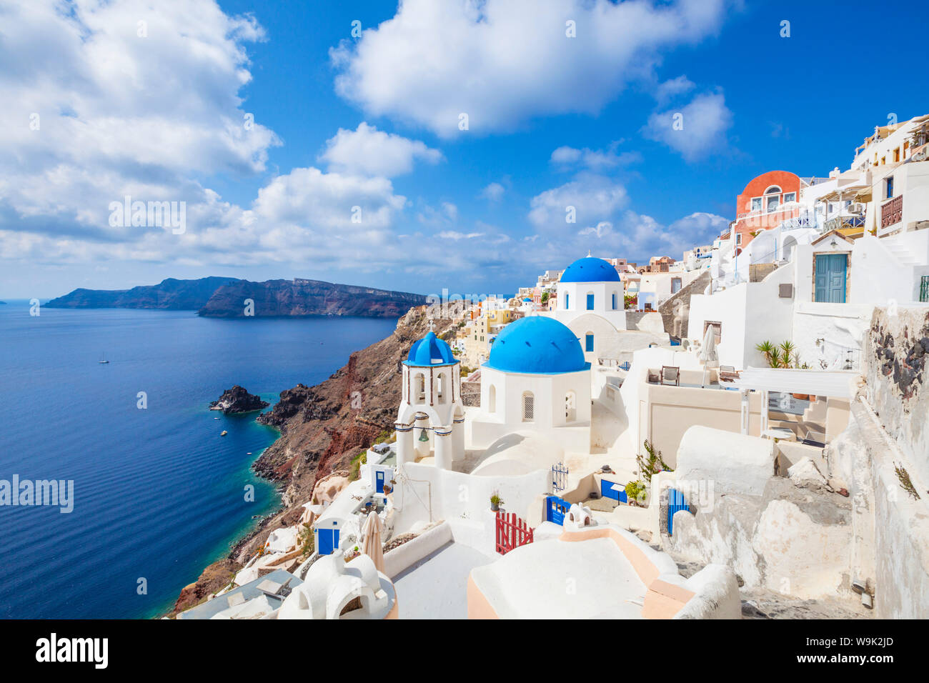 Chiesa Greca con tre cupole blu nel villaggio di Oia - Santorini (Thira), Isole Cicladi, isole greche, Grecia, Europa Foto Stock