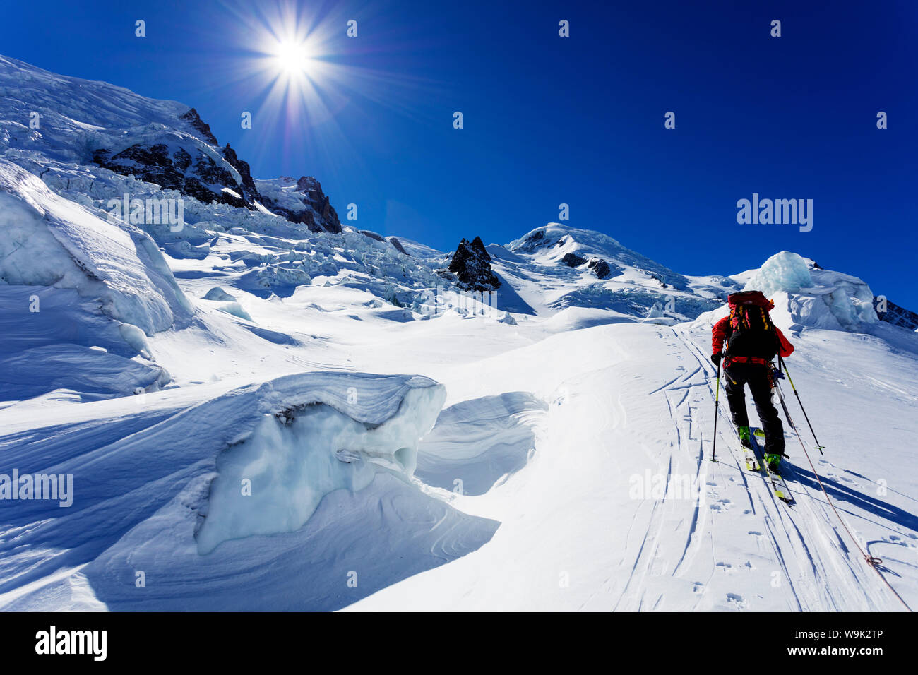 Ski tourer sul Mont Blanc, Chamonix, Rhone Alpes, Haute Savoie, sulle Alpi francesi, Francia, Europa Foto Stock