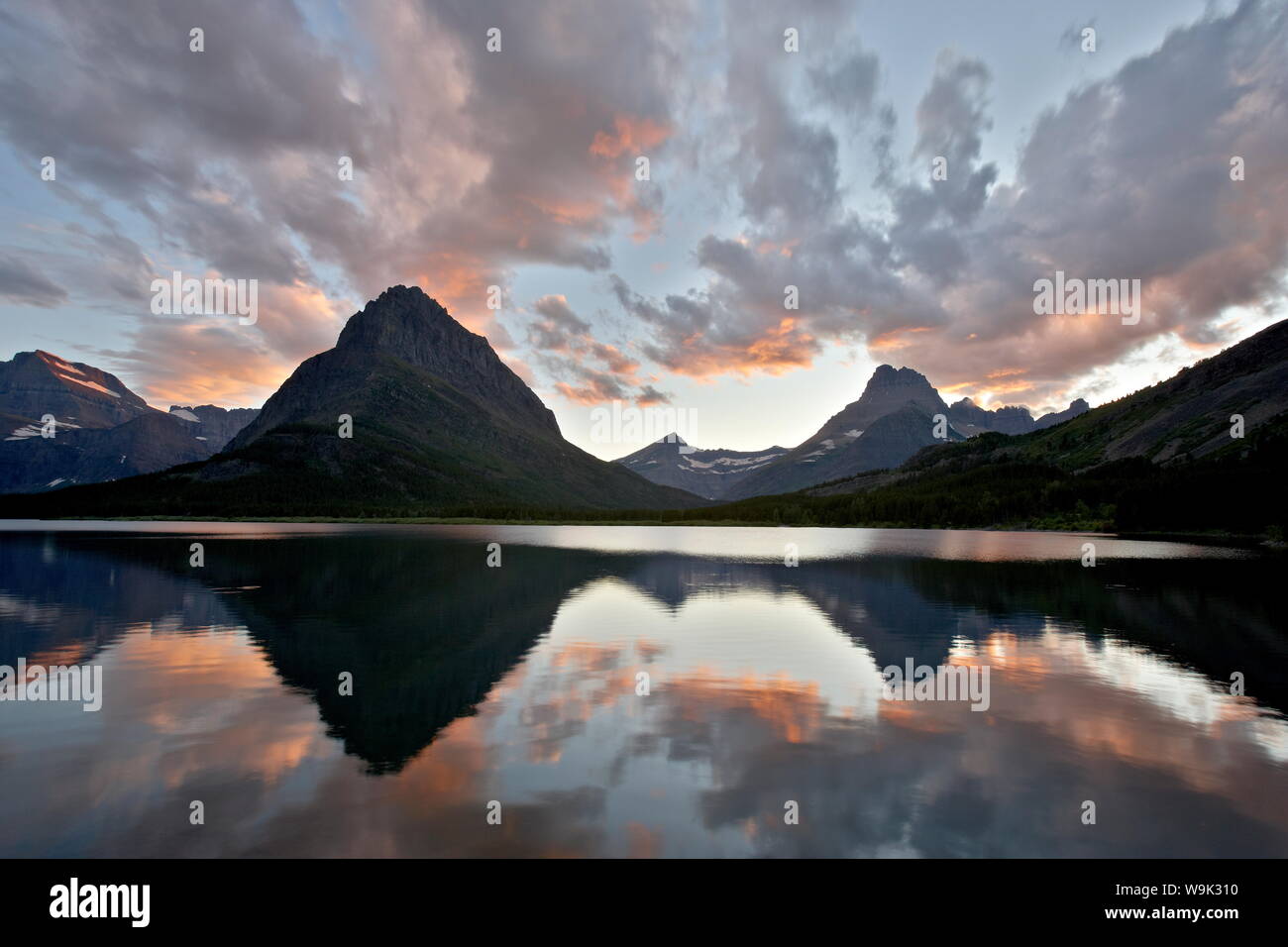 Swiftcurrent lago al tramonto, il Parco Nazionale di Glacier, Montana, Stati Uniti d'America, America del Nord Foto Stock
