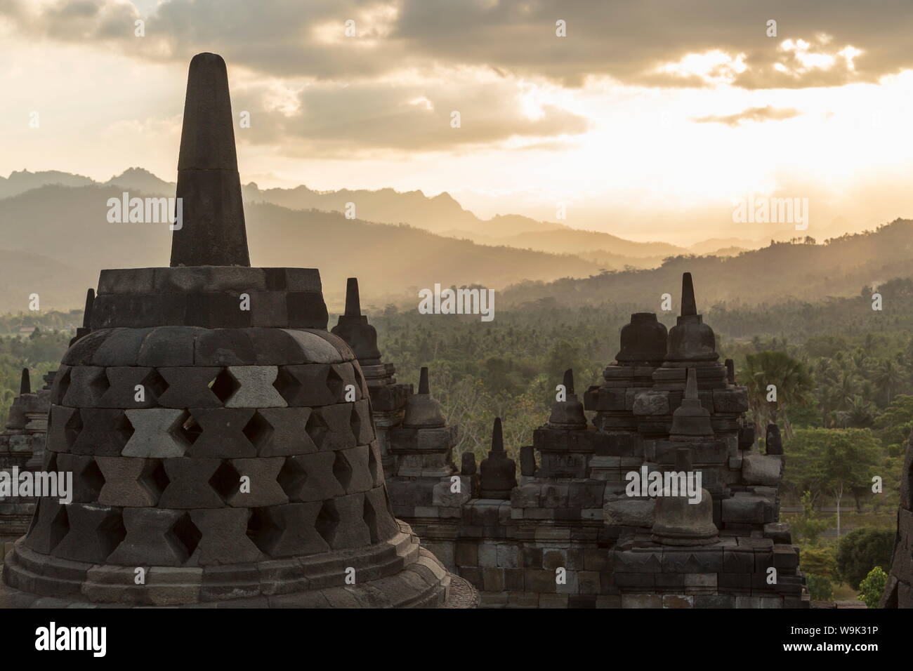Tempio Buddhista di Borobudur e sito Patrimonio Mondiale dell'UNESCO, Java, Indonesia, Asia sud-orientale, Asia Foto Stock