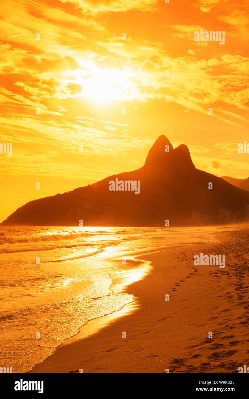 La spiaggia di Ipanema al tramonto, Rio de Janeiro, Brasile, Sud America Foto Stock
