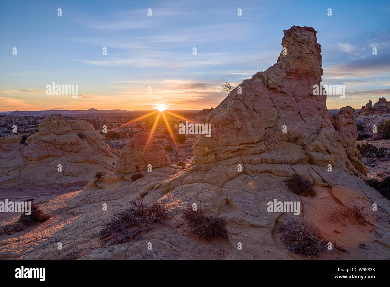 Formazioni di arenaria alla prima luce con un sunburst, Coyote Buttes deserto Vermiglio scogliere monumento nazionale, Arizona, Stati Uniti d'America Foto Stock