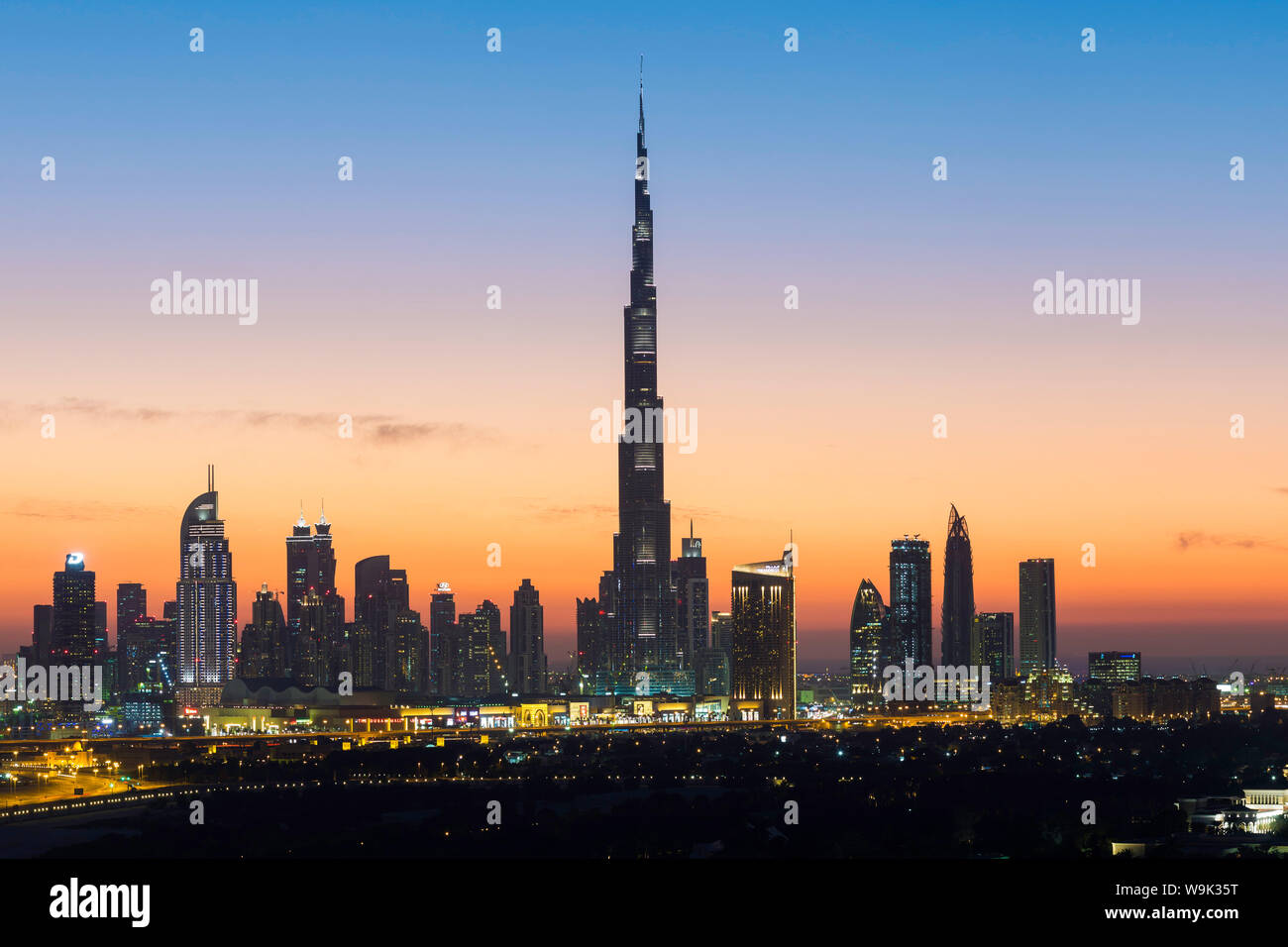 Vista in elevazione del nuovo skyline di Dubai e Burj Khalifa, architettura moderna e grattacieli su Sheikh Zayed Road, Dubai, Emirati Arabi Uniti Foto Stock